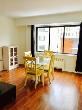 Stylish Montreal Apartment: Comfortable Stay in the Golden Square Mile